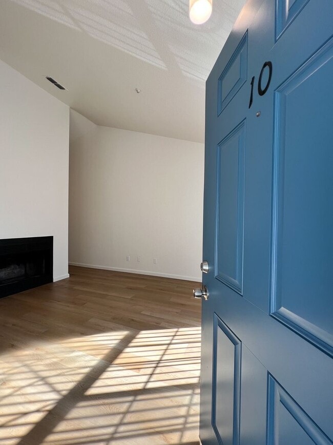 Foto del edificio - Renovated One Bedroom Condo with Single Ca...