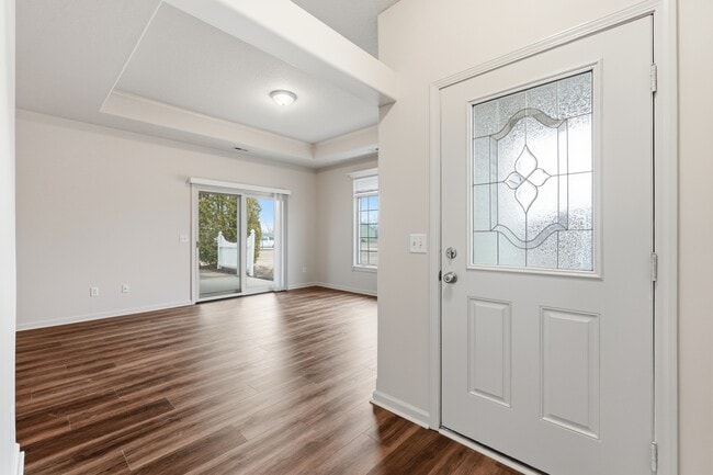 Entry looking to living room - 514 Victoria Station Way