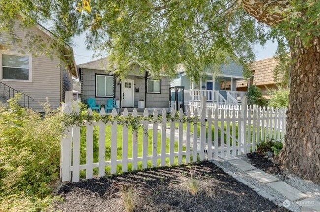 Building Photo - 3212 Oakes Ave
