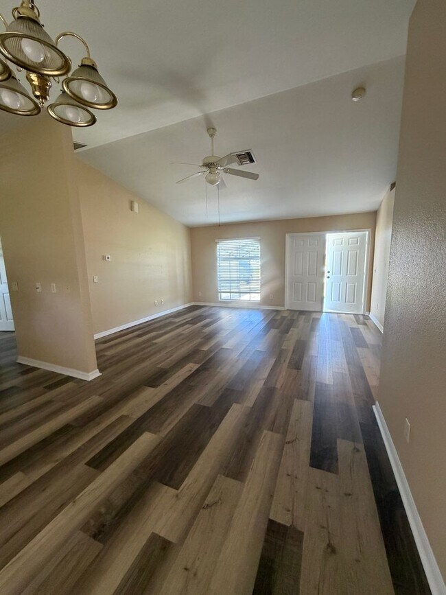 Foto del edificio - 3 Bedroom 2 bathroom 2 car garage home for rent in Cape Coral FL!
