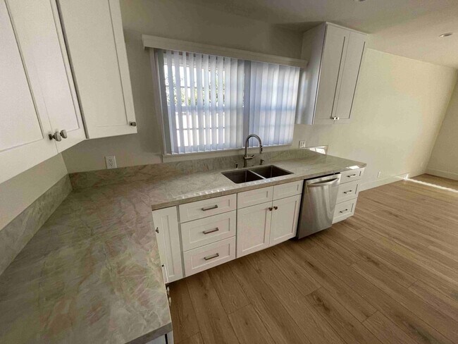 Foto del edificio - COMPLETELY REMODELED WOODLAND HILLS POOL HOME!