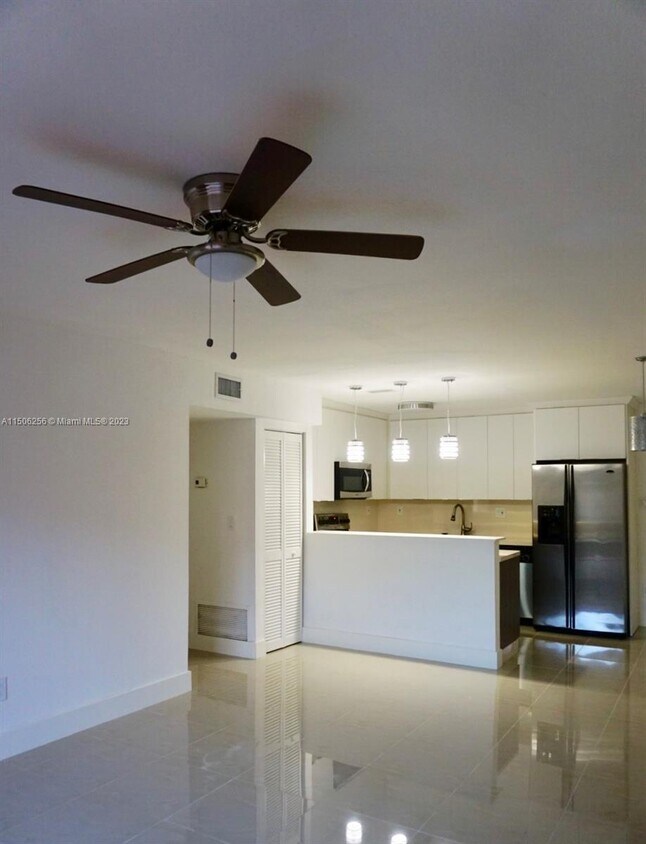 Primary Photo - 10770 N Kendall Dr