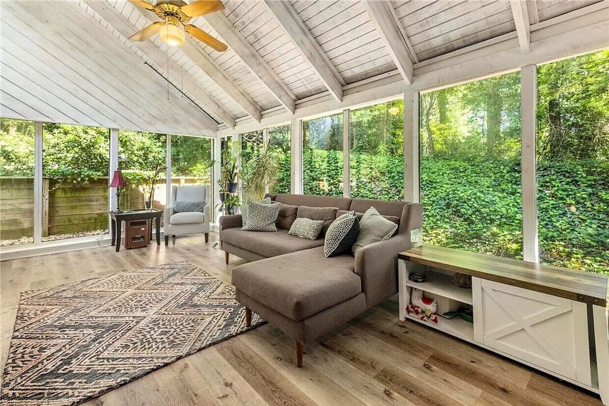 Primary Photo - Beautiful Newly Renovated 3 Bedroom/2.5 Ba...