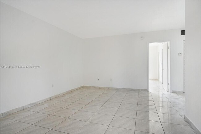 Building Photo - 1475 NE 125th Ter