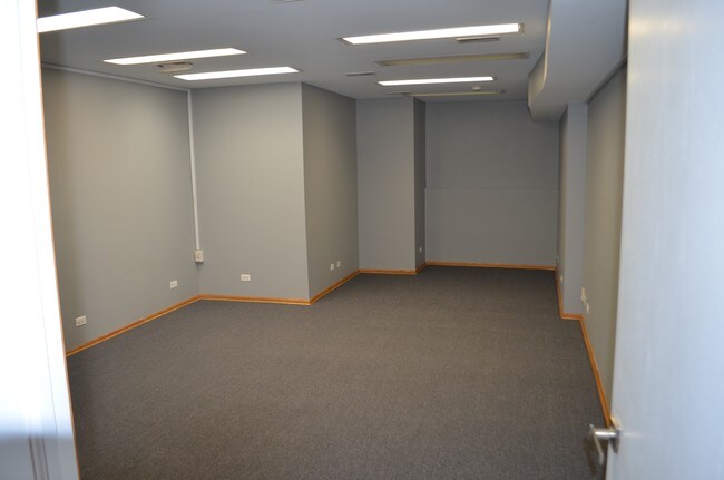 Oficina minorista - 2636 N Lincoln Ave