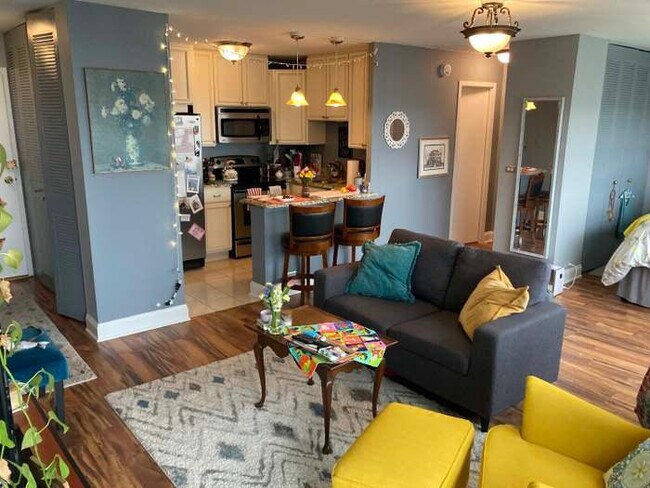 Foto del edificio - 2740 N Pine Grove Ave