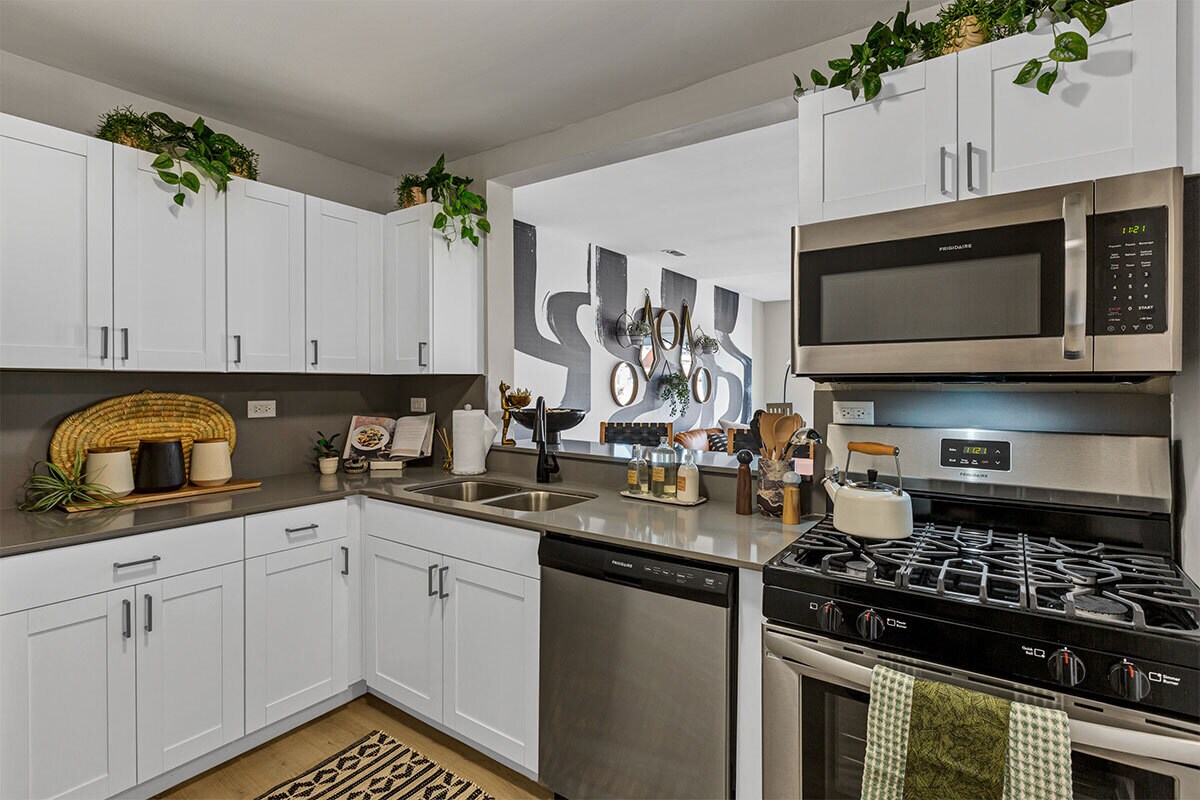 Albion on Northwest 975 N Sterling Ave Palatine, IL Apartments for