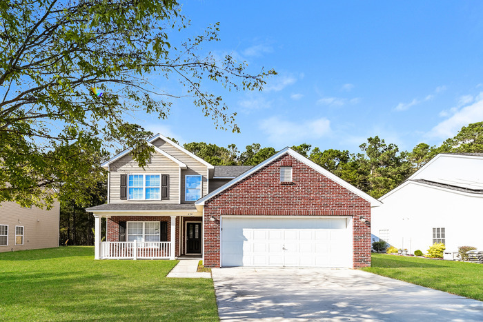 Foto principal - Stunning 5 Bedroom with Screened Back Porch!