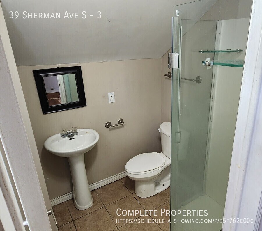 Photo du bâtiment - All Inclusive 1 Bedroom - Lots of Storage ...