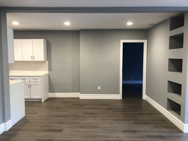 Building Photo - 402 S Robertson Blvd