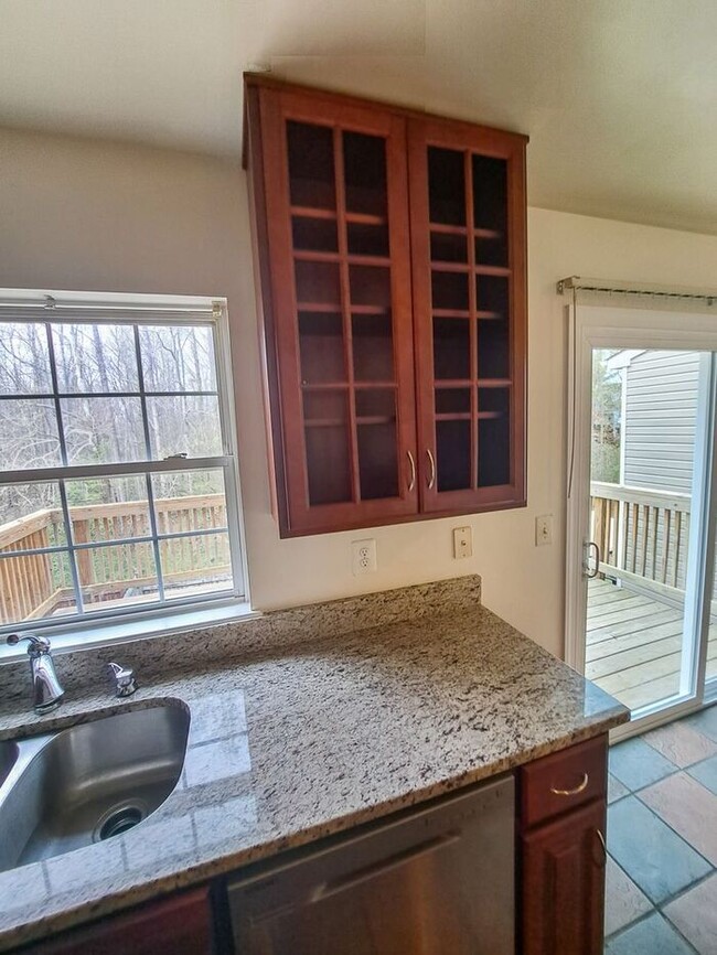 Building Photo - 3 Story Inner Townhouse, 3 Bedrooms, 2.5 B...