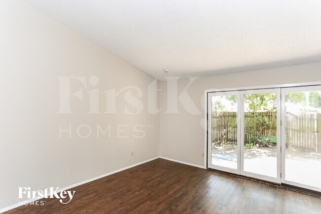 Foto del edificio - 302 Wildbriar Dr