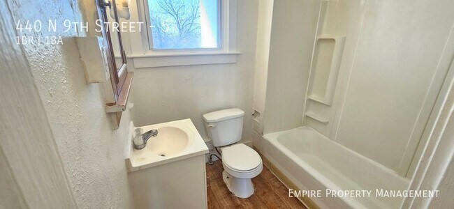Building Photo - 3rd Floor: 1 Bedroom/1 Bathroom Apartment ...