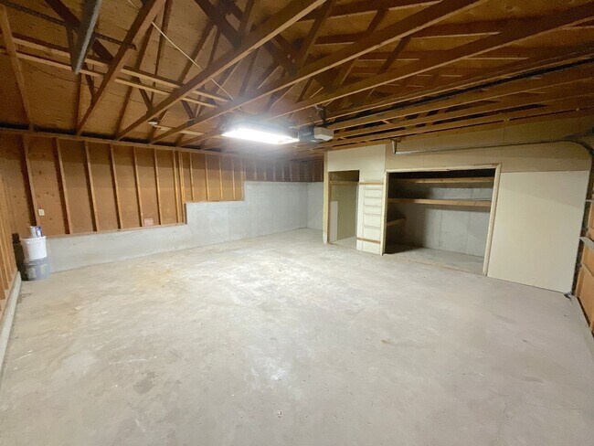 Foto del edificio - 5 Bedroom Home, 4.61 Acres, Available Near...