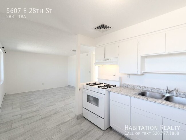 Building Photo - 2Bed/1Bath w/ large enclosed yard, near DM...