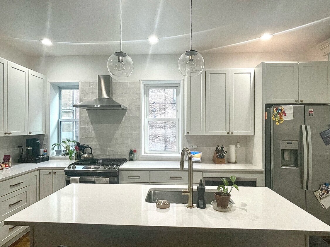 Foto principal - 6026 S Champlain Ave