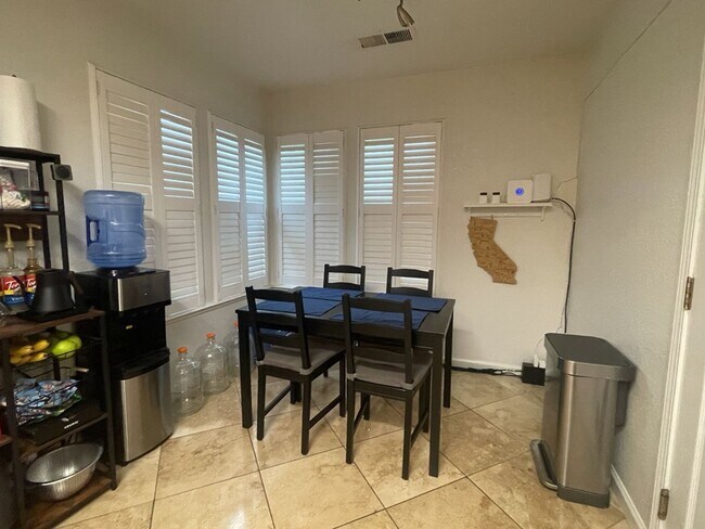 Foto del edificio - Fantastic East Davis 3 bedroom available for summer move in!