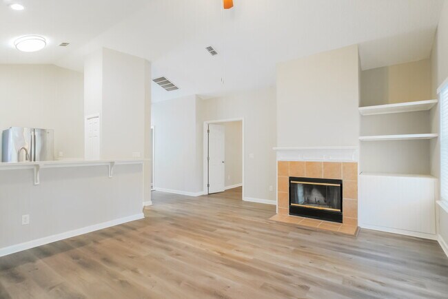 Building Photo - 3004 Santee Pl