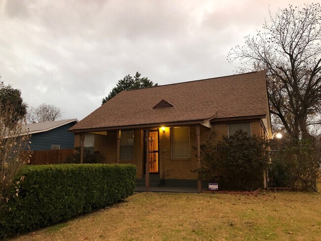 Building Photo - AVAILABLE NOW 2 BEDROOM 1 BATH IN SOUTH FO...
