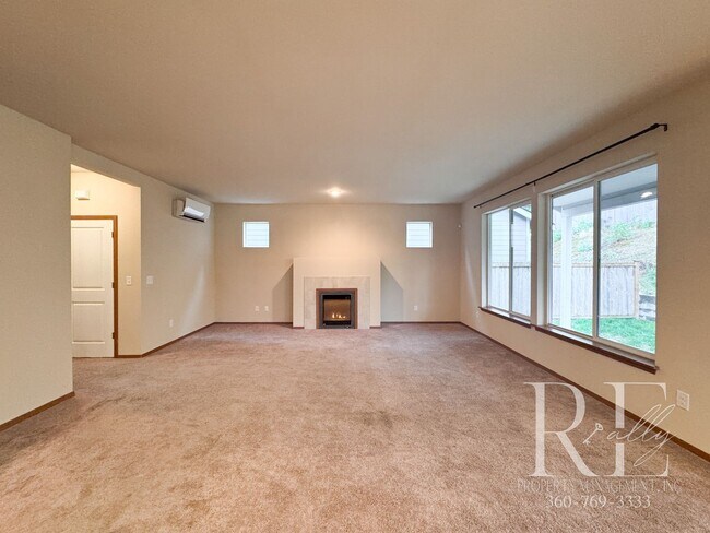 Foto del edificio - Spacious East Bremerton Home with Vaulted ...