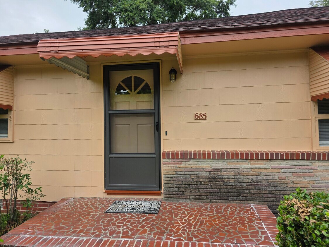 Puerta principal - 685 Coleman Ave