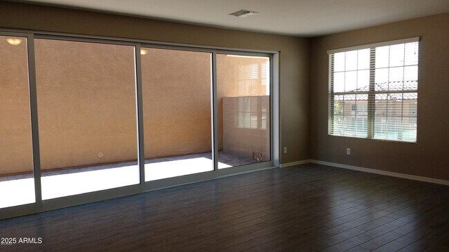 Foto del edificio - 2944 N 72nd St
