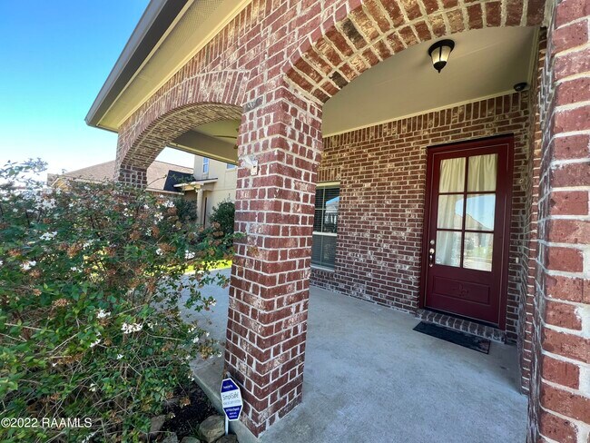 Building Photo - 220 Forest Grove Dr
