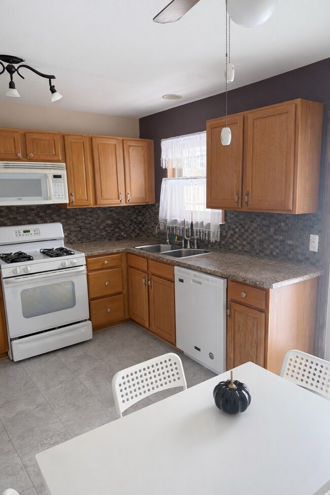 Foto del edificio - 42520 Bishop Rd