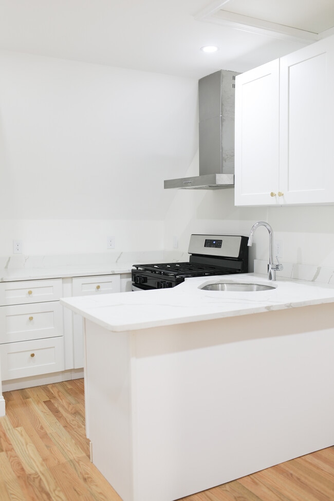 Building Photo - 170 Salem St