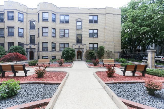 Building Photo - 1130 W Oakdale Ave