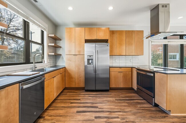 Building Photo - Modern and welcoming 3 bed 2.5 bath downtown retreat with second story balcony.