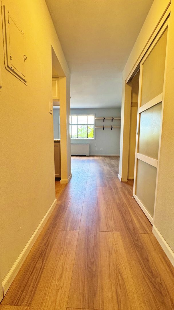Foto del edificio - Fully Remodeled Sunny & Quiet Top Floor St...