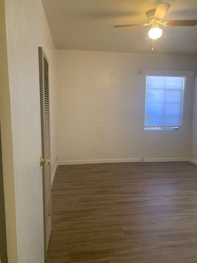 Building Photo - 533 Valencia Dr SE