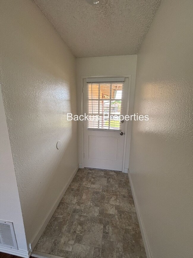 Building Photo - Spacious fenced yard - Three bedroom home ...