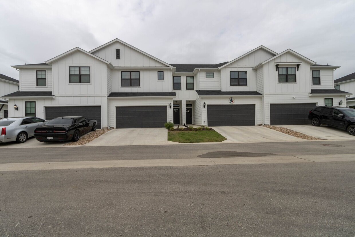Primary Photo - 417 Fieldwood Dr