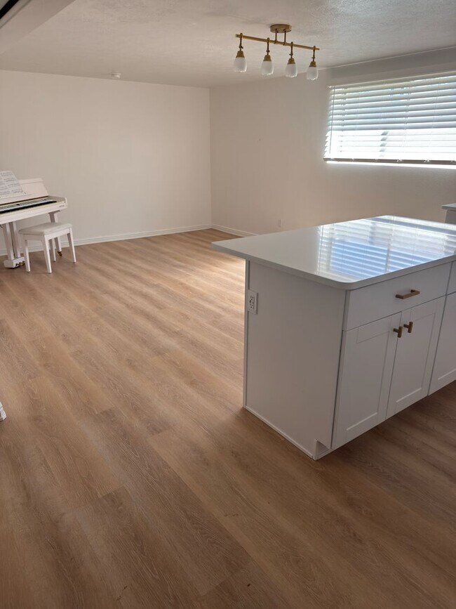 Building Photo - Cove Drive Comfort