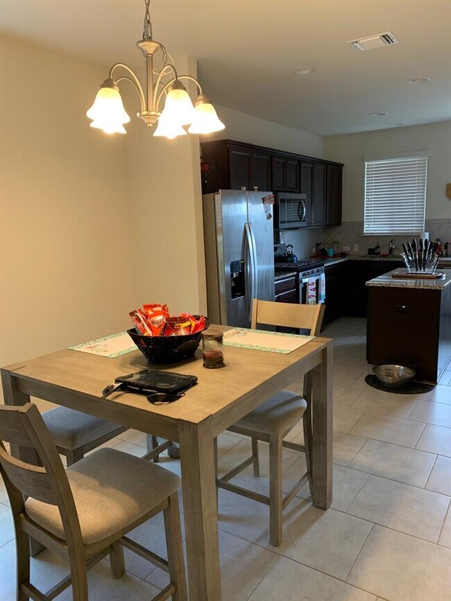 Foto del edificio - 605 Coffee Berry Dr