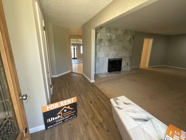Building Photo - 3 bdrm 2 bath Home 2 car Garage small dog ...
