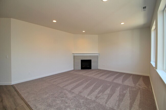 Building Photo - Newly Built 3 Bed/2.5 Bath Home in Pleasan...