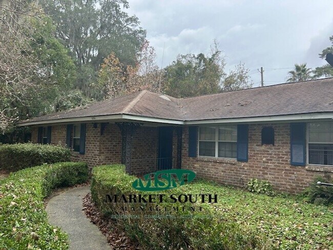 Building Photo - UPDATED MIDTOWN BEAUTY!!