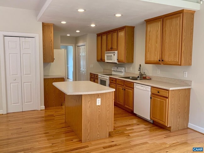 Building Photo - 1808 Clay Dr
