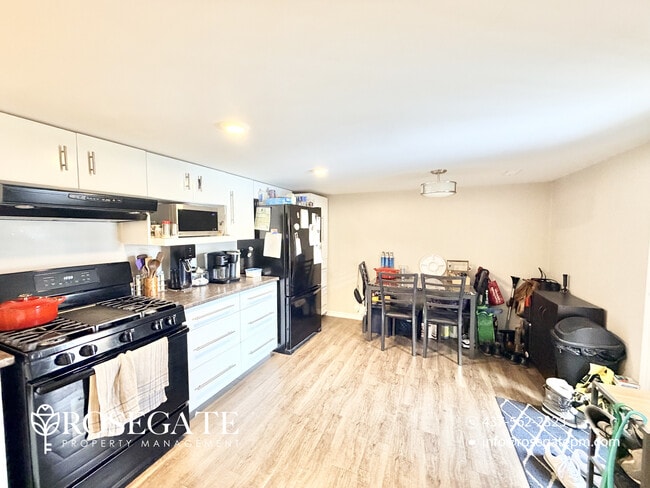 Photo du bâtiment - Bright 1-Bedroom Basement Apartment with All Utilities & 2 Parking Spaces in Kitchener