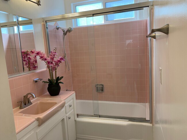Bathroom - 4023 Lincoln Ave