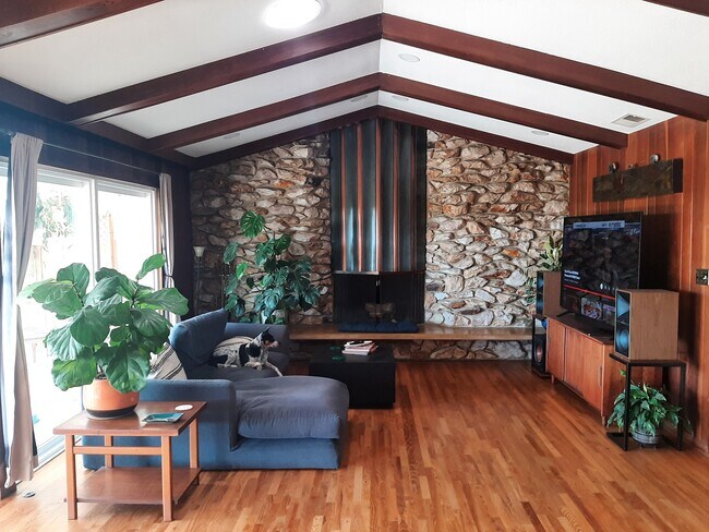 Foto del edificio - 968 Corte Maria Ave