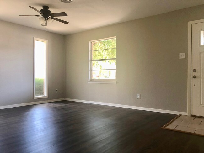 Building Photo - 4 Bedroom / 2 Bath / 2 Car Garage