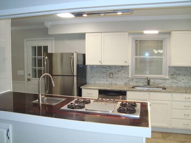 Foto del edificio - Renovated 4 bedroom available now to rent!