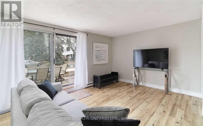 Photo du bâtiment - 1016 Falgarwood Dr