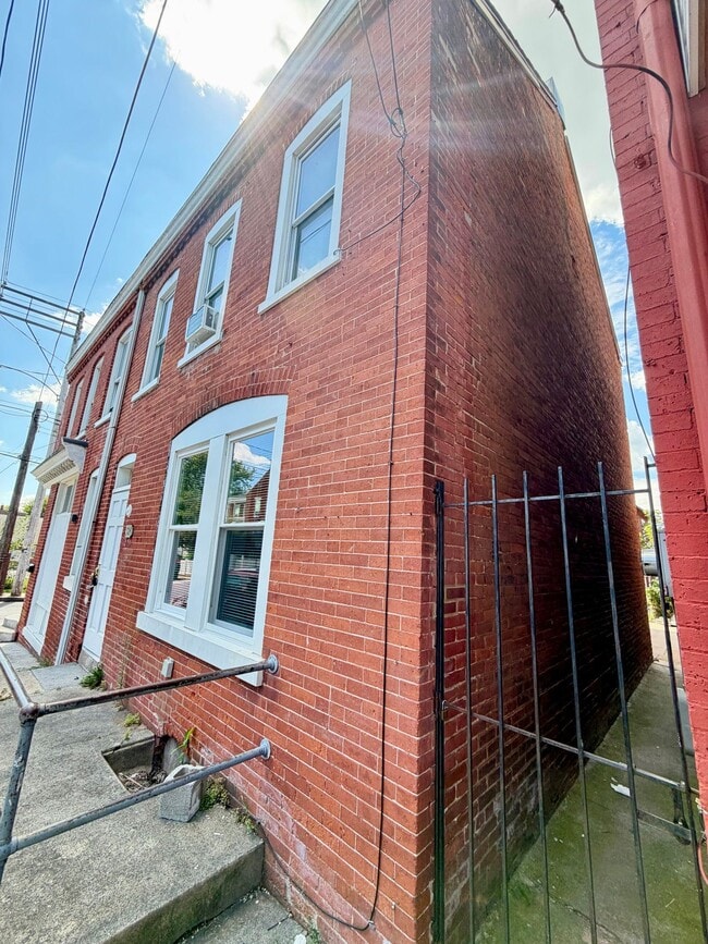 Building Photo - 324 S Christian St