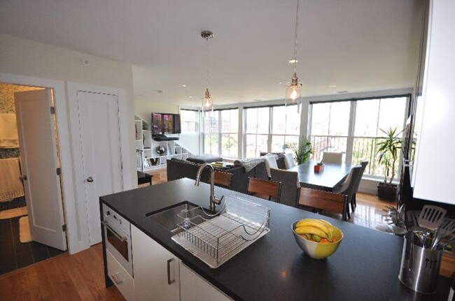 Building Photo - HOT SOUTH END LISTING!!!!!!!