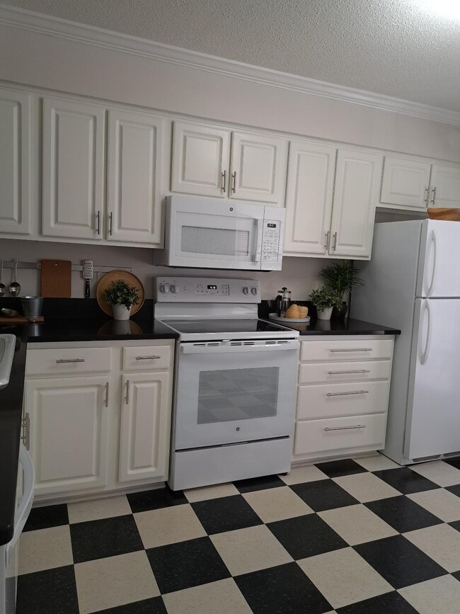 kitchen - 2670 Ingleside Dr